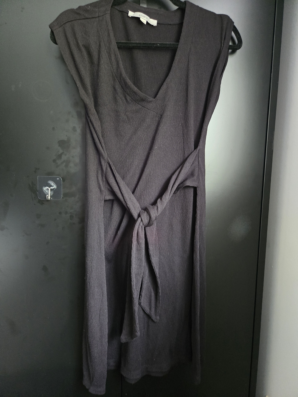 Sleeveless Black V-Neck Tie-Waist Dress Xs